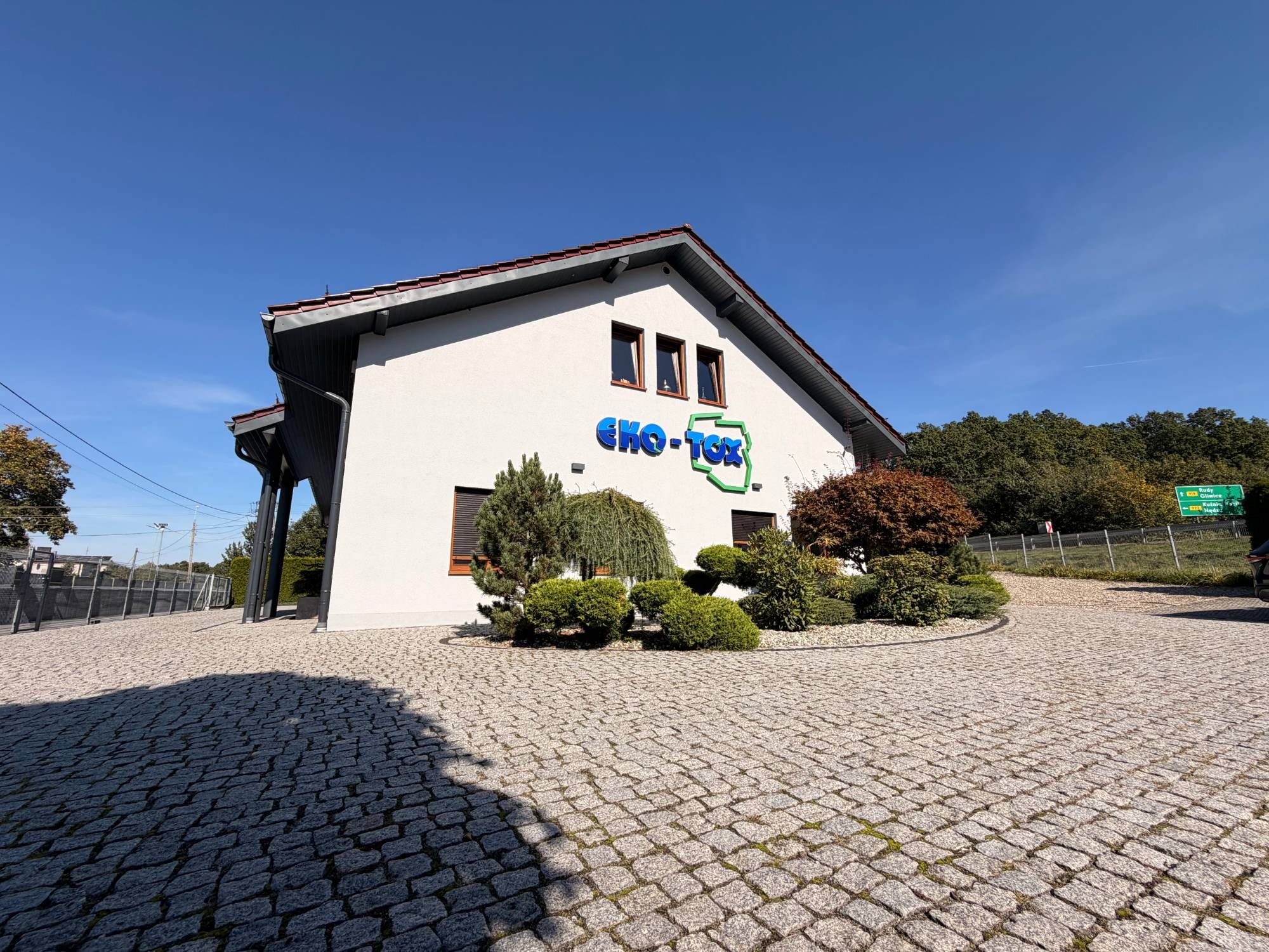 Siedziba EKO-TOX w Babicach — biały budynek biurowy z logo firmy na ścianie szczytowej